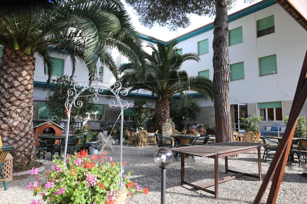 מרינה די צ'צ'ינה Hotel Massimo מראה חיצוני תמונה