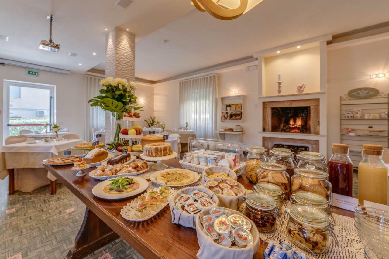 מרינה די צ'צ'ינה Hotel Massimo מראה חיצוני תמונה